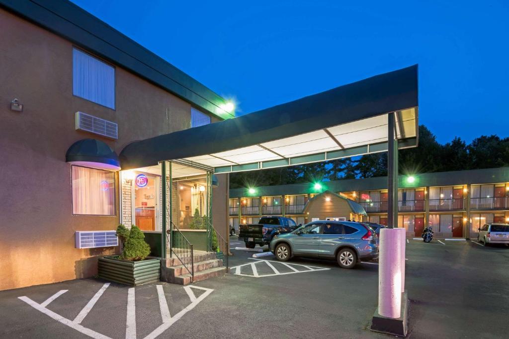 Travelodge by Wyndham Beckley Main image 1